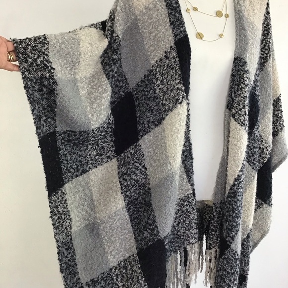 WOOLRICH WOMEN BLACK GREY PLAID FRINGE COZY TEDDYBEAR LIKE TEXTURE WRAP ONE SZ - Picture 3 of 10